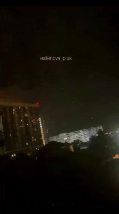 俄军在昨晚到今天凌晨对基辅发动了大规模导弹攻击。在最初的20分钟内，乌方监测到至