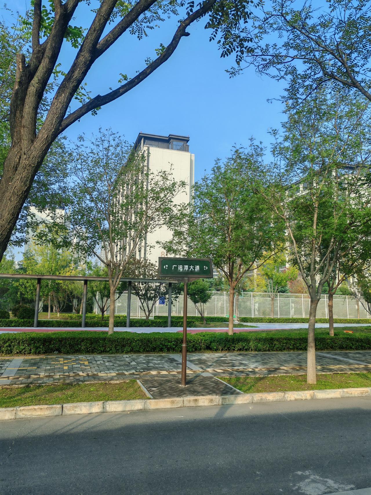 这两天都在议论银行开始卖房很多人都认为是好消息，说可以随便挑，可我在银行工作的