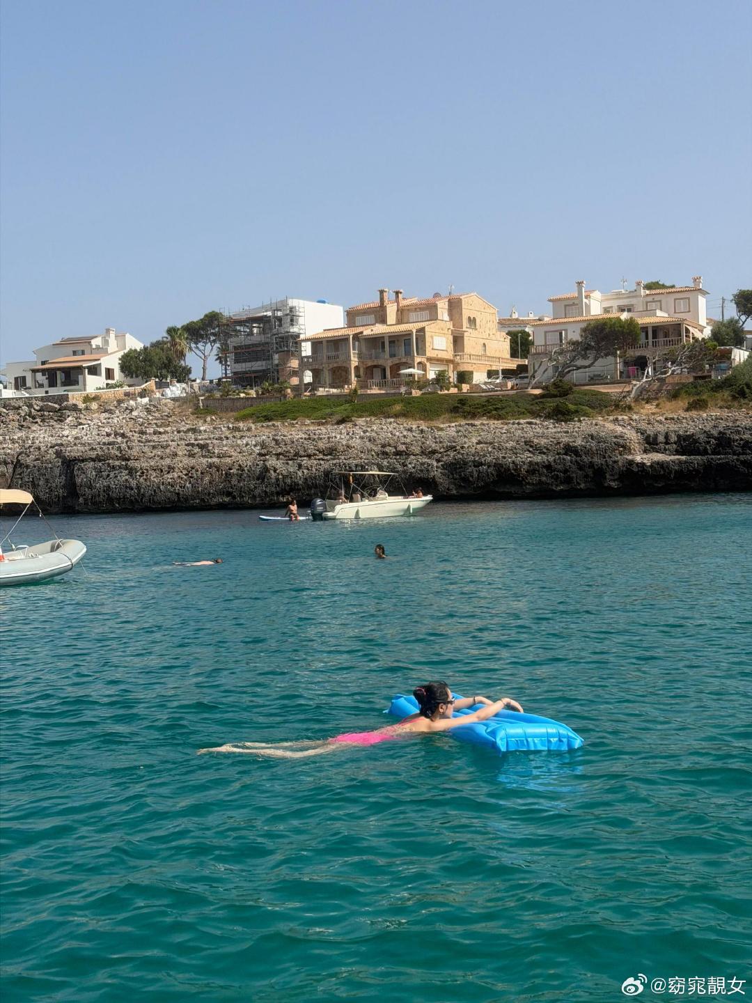 #马思纯好明媚的泳装照#哇塞，真性感​