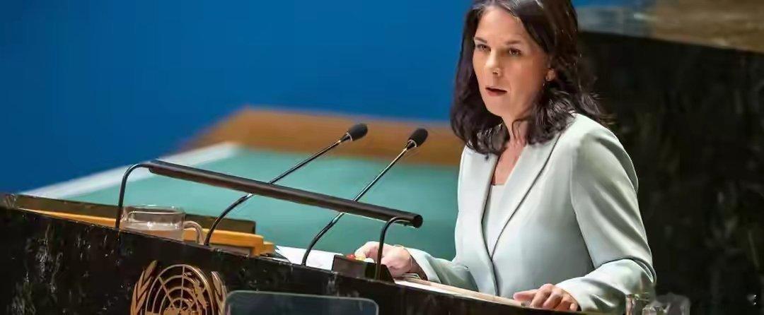昔日德国前外长、现任联合国大会主席贝尔伯克，访华来要饭了。这女人以前当德国外长时