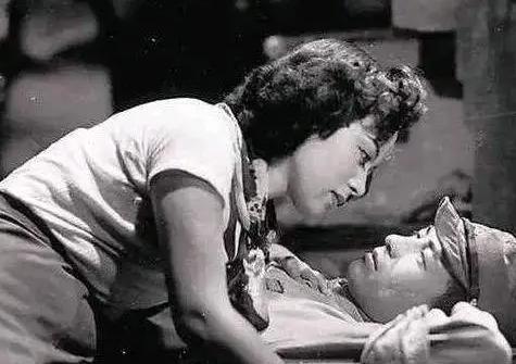 抗战时期，一抗日英雄牺牲不久，他的妻子就主动跟了一个日本军官，不仅如此，她还把1