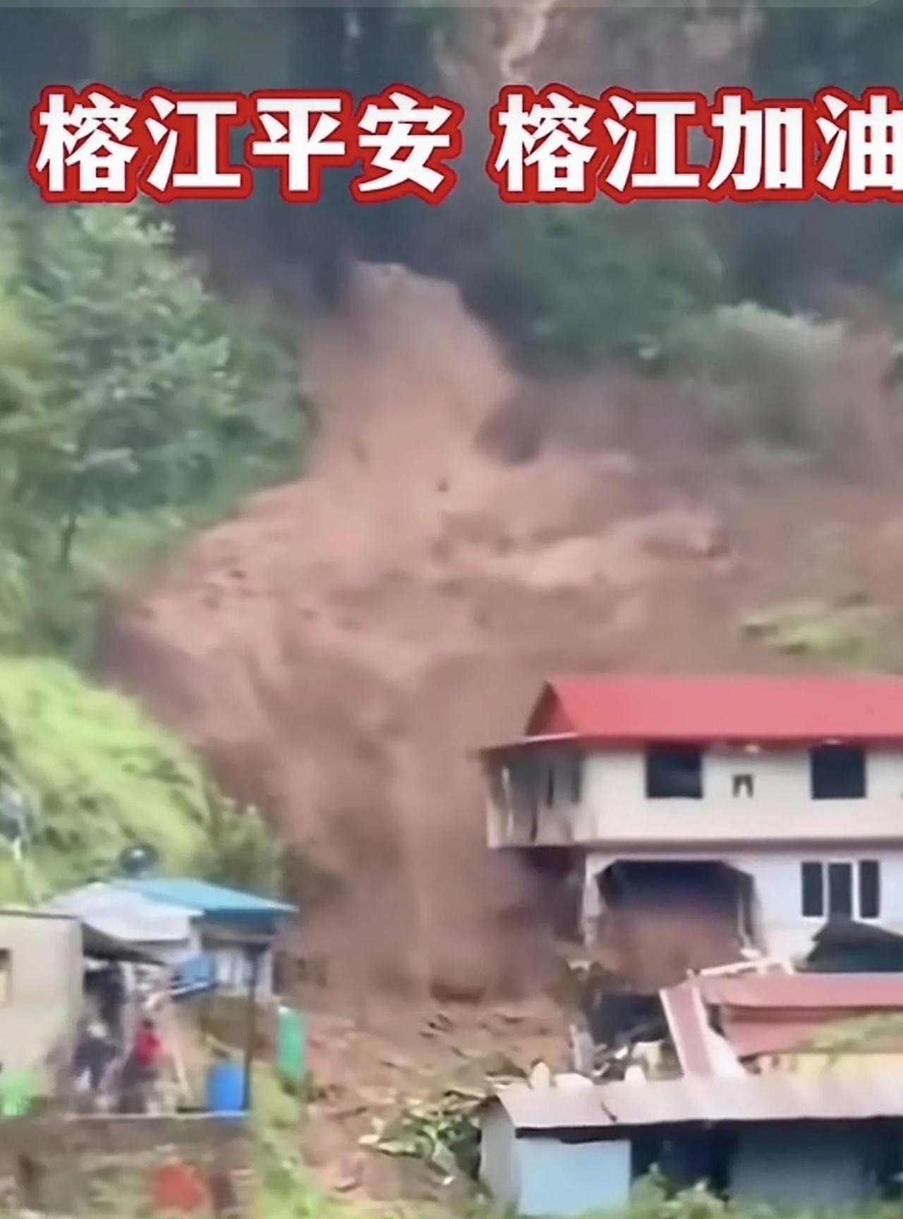 贵州榕江县的洪水太可怕了！洪水冲进县城街道只有三、五分钟，洪水就涨到了四、五米