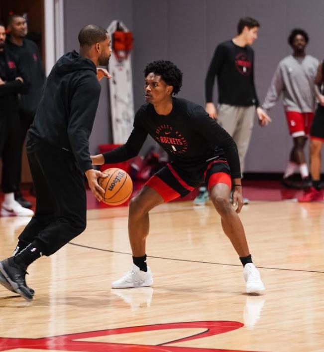 阿门·汤普森作为火箭队最全面的球员，虽然三分投篮能力非常一般，不过他胜在全面，身