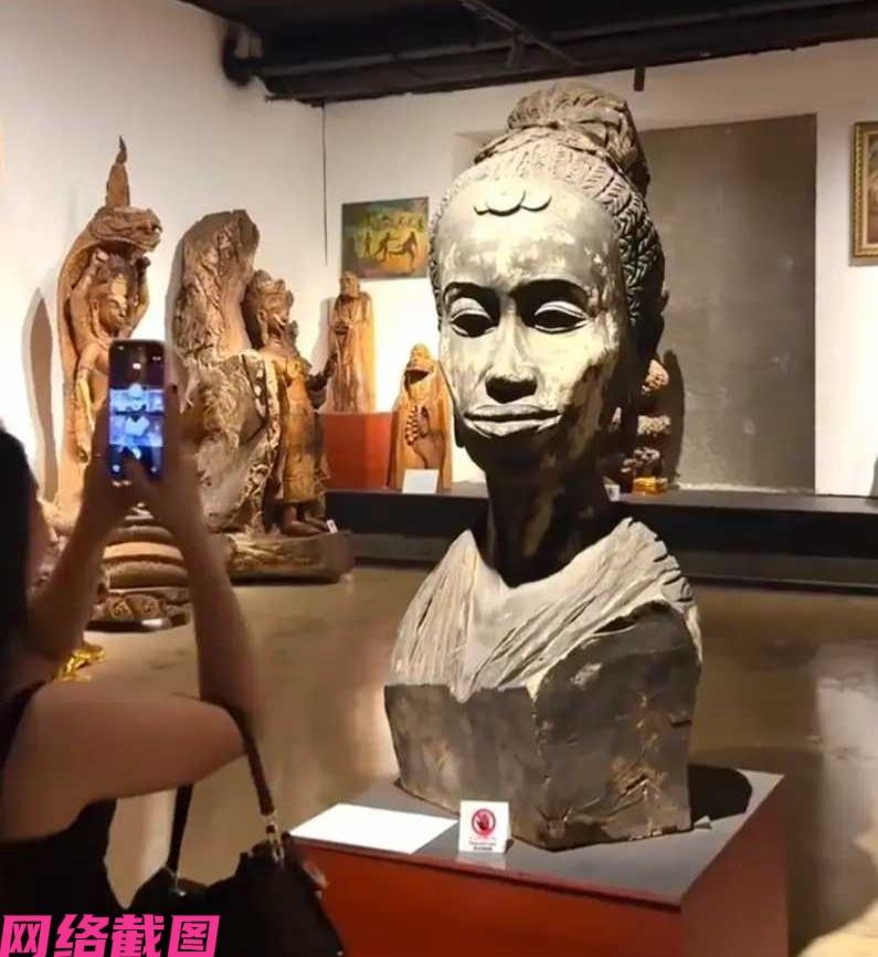 某女子和朋友来博物馆参观时，陡然发现馆内其中一个雕像竟然和自己朋友太相似，可以说