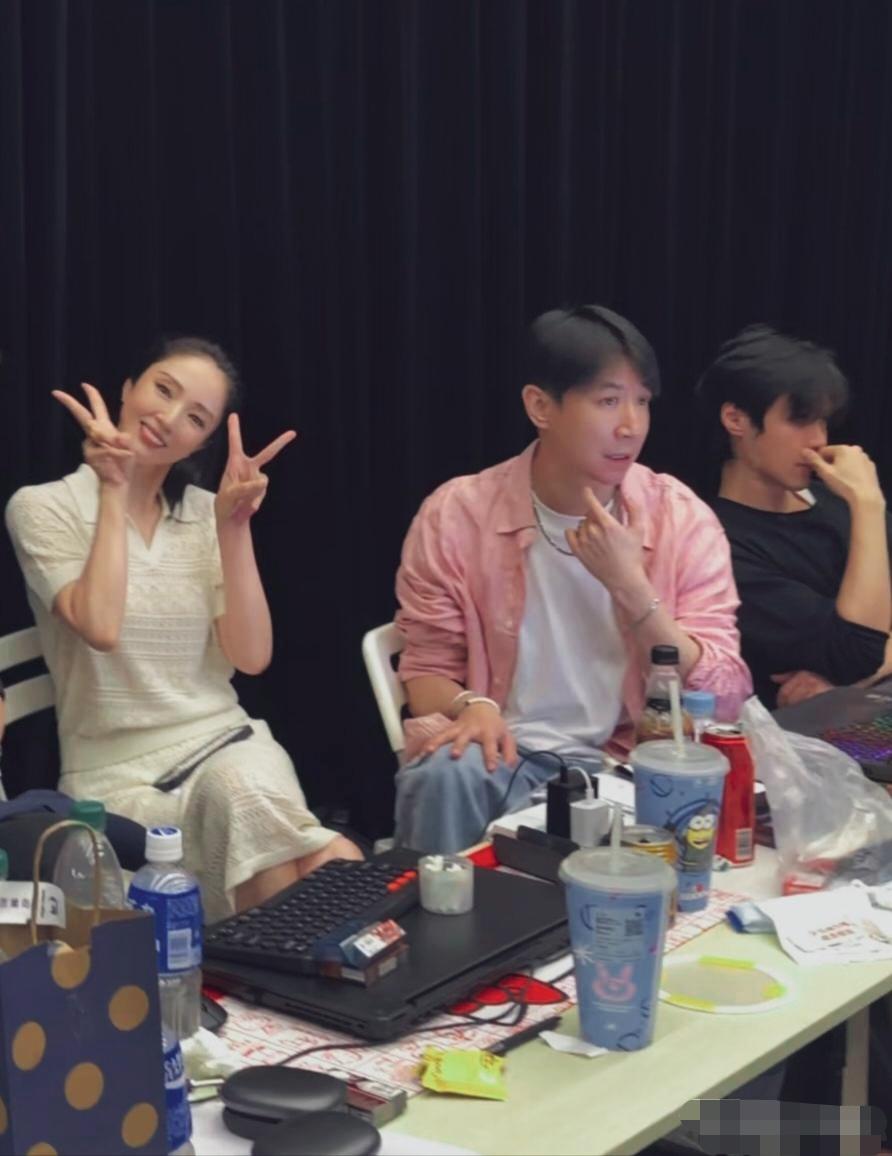 董璇与张维伊婚后看起来挺幸福的。状态轻松愉悦；从身后环抱住张维伊，脸颊贴近对方肩