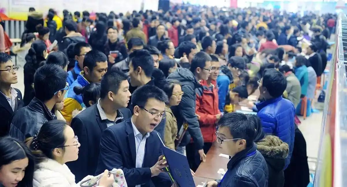 官方媒体发声了！这回少见地直说了：老百姓挣钱不给力，不能光催大家掏腰包了！ 