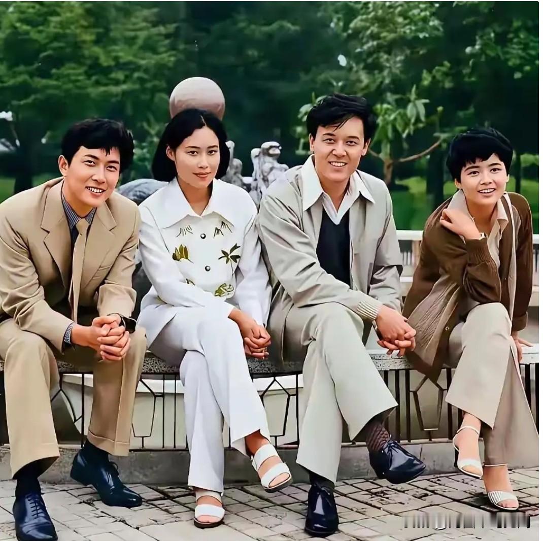 80年代，这四位是家喻户晓的大明星的一张十分珍贵的合影。这里面有两人是《庐山恋》