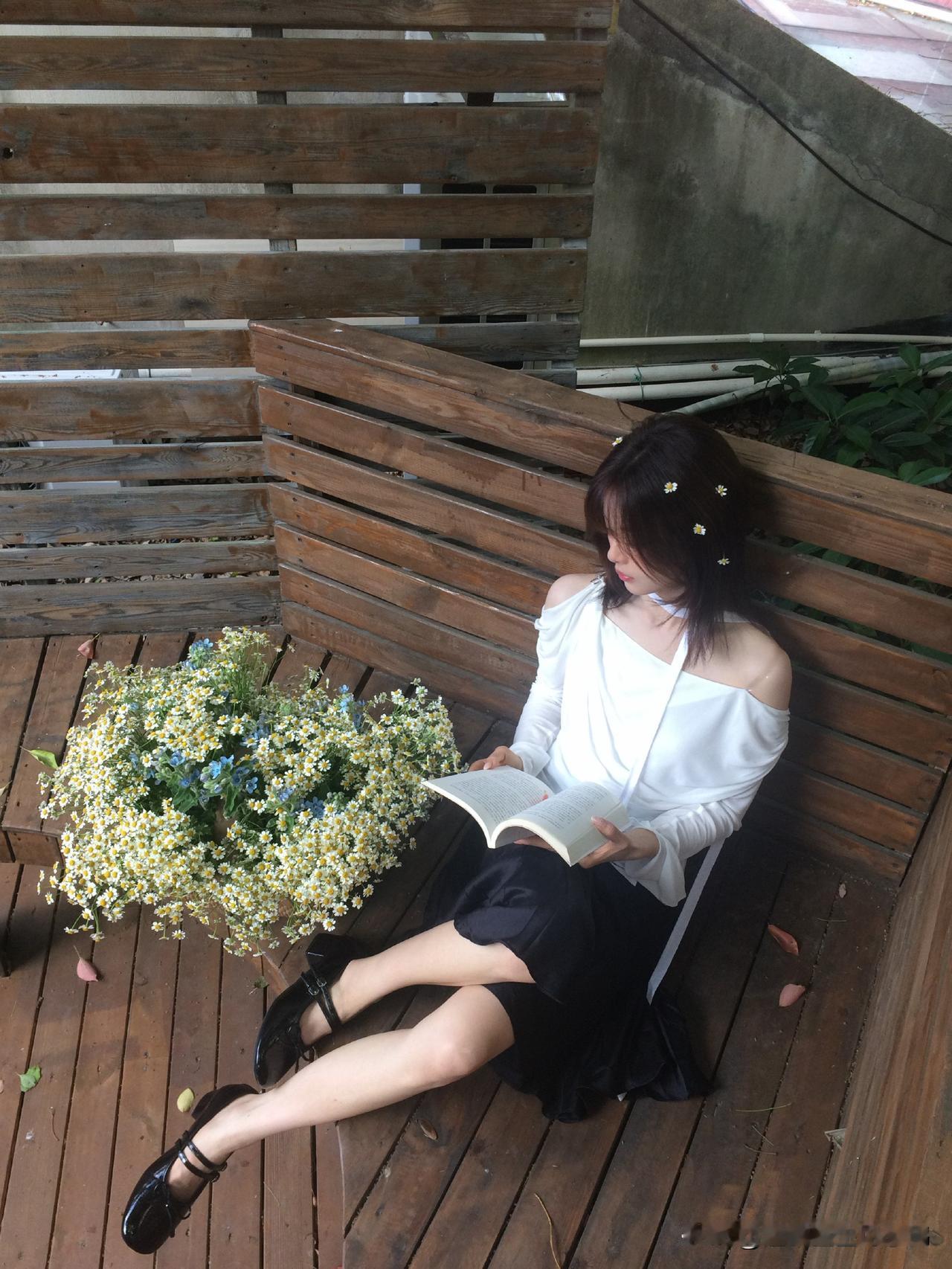难怪杨超越路人缘越来越好！看她休息时的样子，就知道她为什么能红在娱乐圈这个永