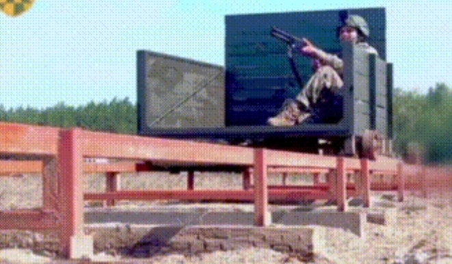 乌军士兵展示了乌克兰第242训练场上进行的单兵反无人机训练视频，这个训练比较贴近