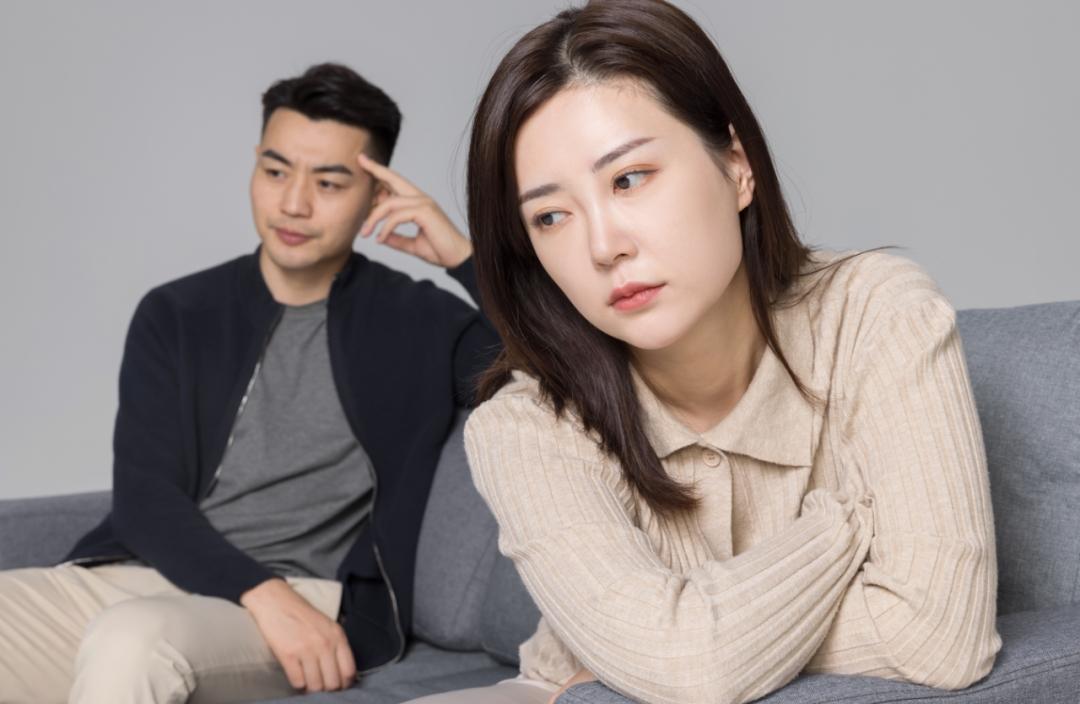 我朋友，33岁生二胎时，发现她老公出轨了，那时候怀孕八个多月，无奈，把孩子生下来