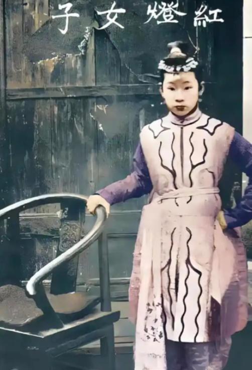 1900年，“黄莲圣母”被八国联军抓获，联军虽没有立即处死她，但却对她进行了非人