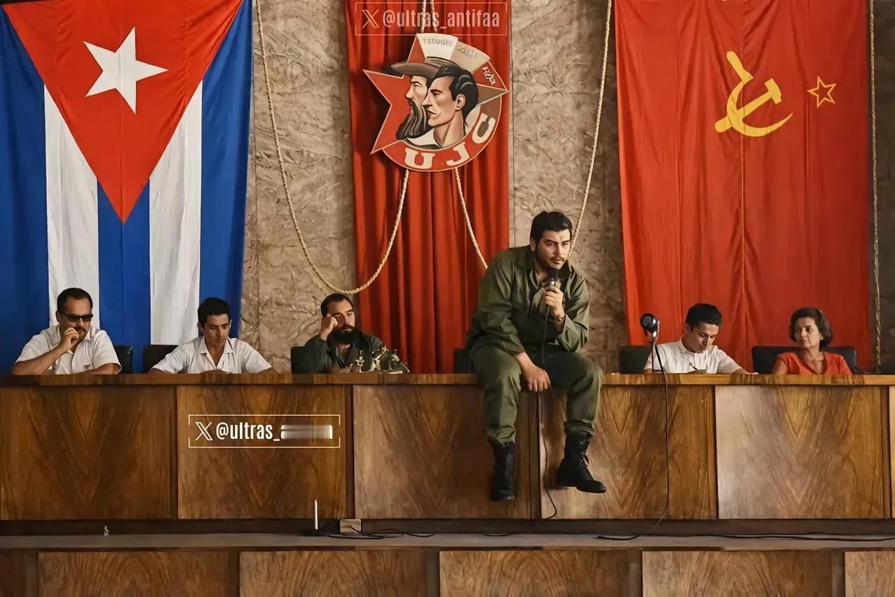 这是他在1964年的古巴青年和革命研讨会上发表激情演讲时站着太累了，他当着全场人