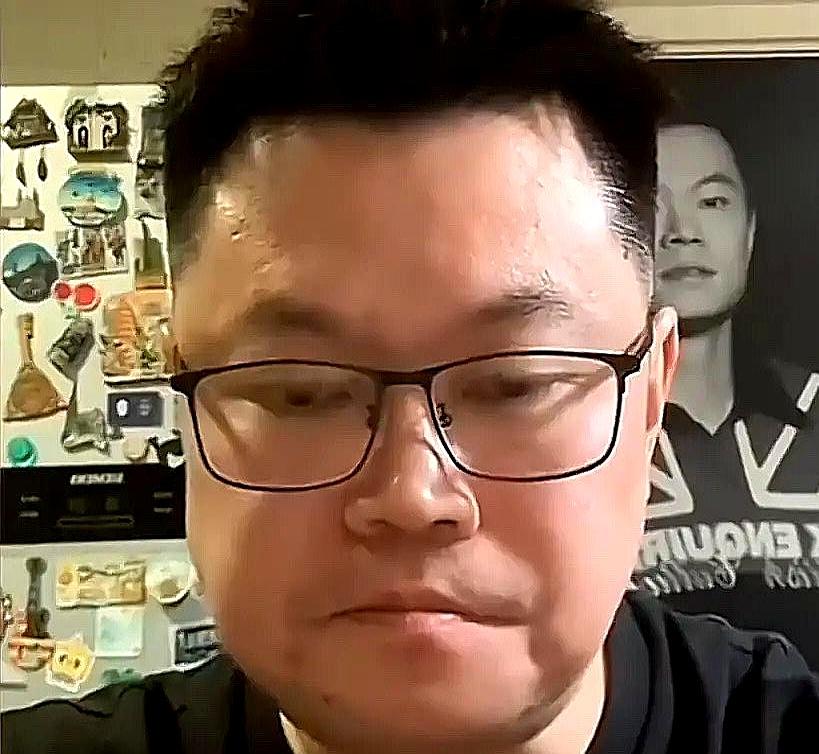 赛后回看那几分时，最刺耳的不是比分，而是侯英超按住了话筒。这个人，向来刀口直，