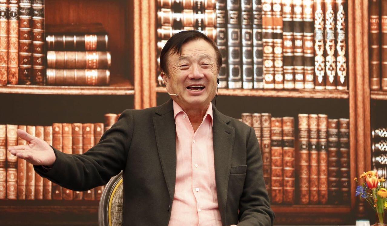 任正非路过华为实验室时，他注意到一名工程师正在玩游戏。他走上前，轻声询问：“你用