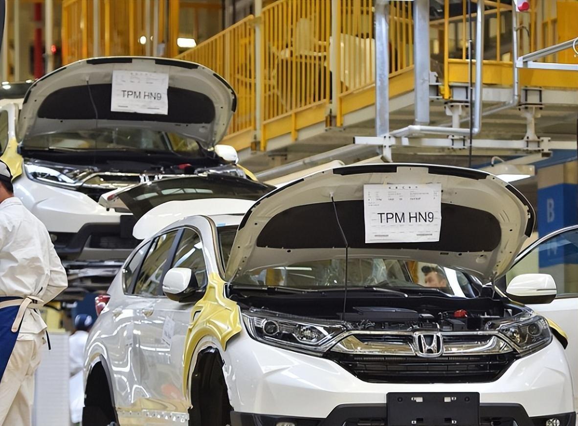 谁能想到，曾经在全球车市横着走、风光无两的日本车系，眼下竟被中东的一阵炮火打得直