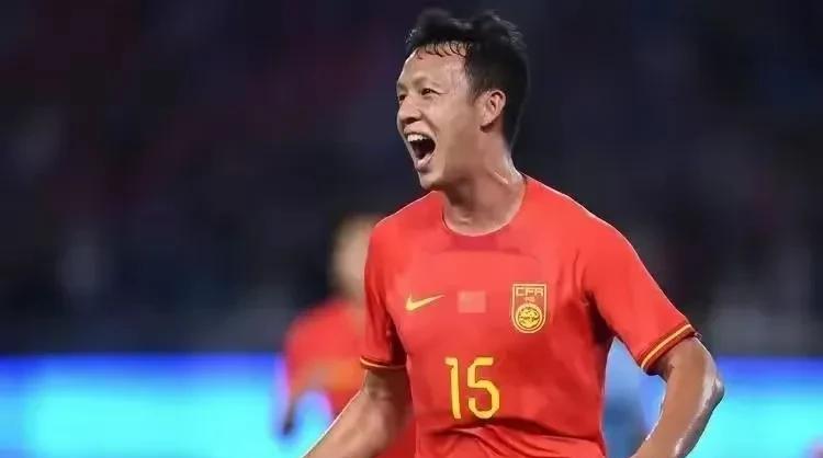 申花这赛季的表现真的很惊艳。就像之前2022赛季，在各种不利条件下还能靠着顽强防