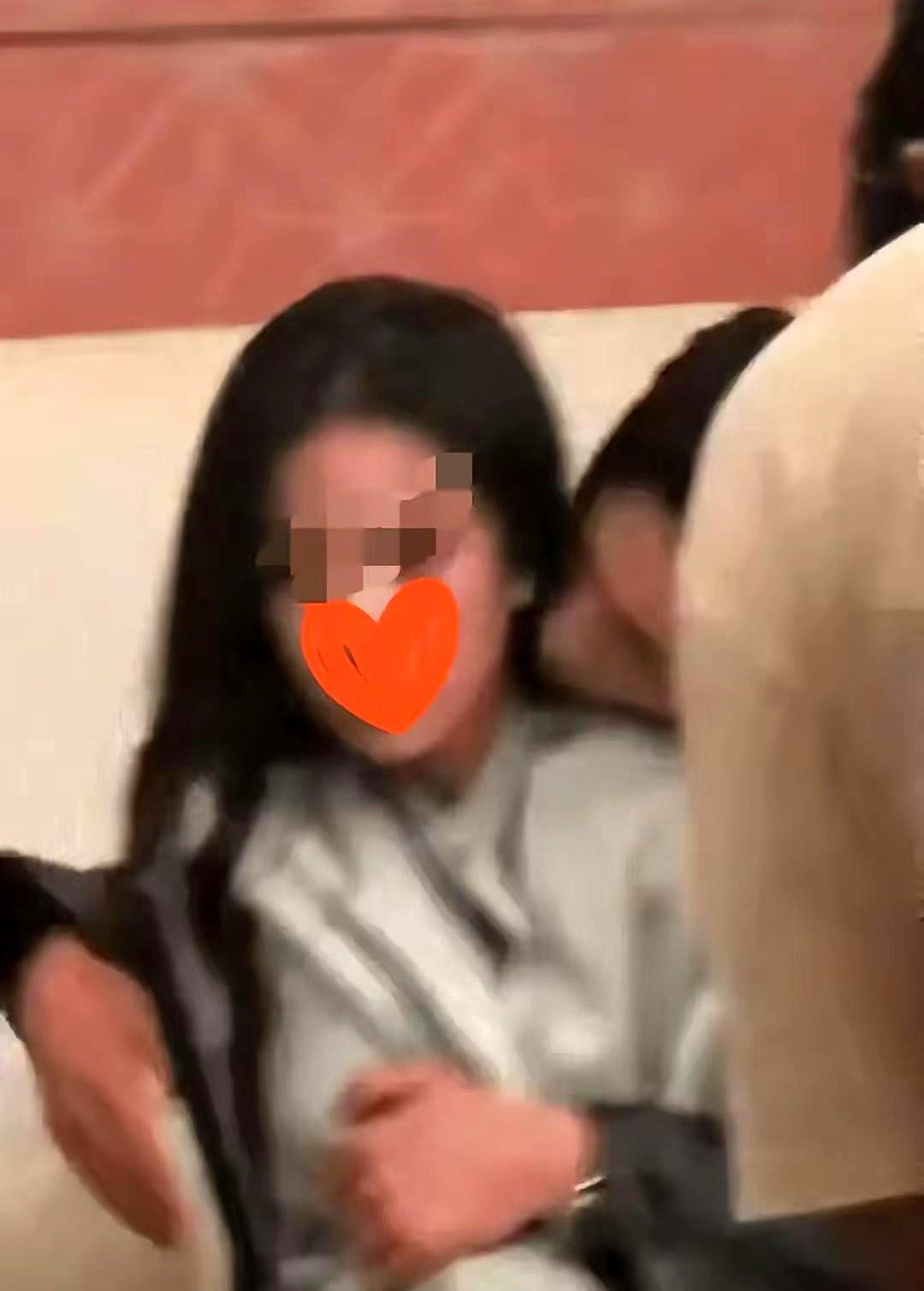 送孩子进娱乐圈，跟古代卖孩子有啥区别？这话真够狠的，但最近网上一个帖子，让不