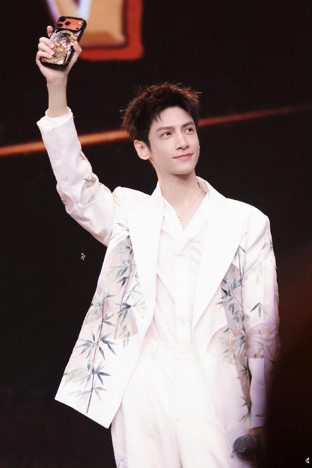 罗云熙罗云熙劳资蜀道山谁懂啊！罗云熙顶着那张仙品脸，开口却是川渝梗，这