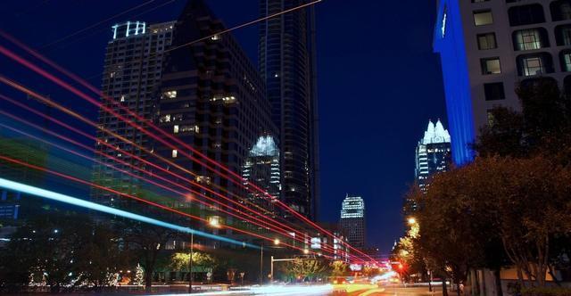 每年初三，大姐夫总是第一个到我们家拜年，我妈骂他脸皮厚。他嘿嘿笑着，把两箱特仑苏