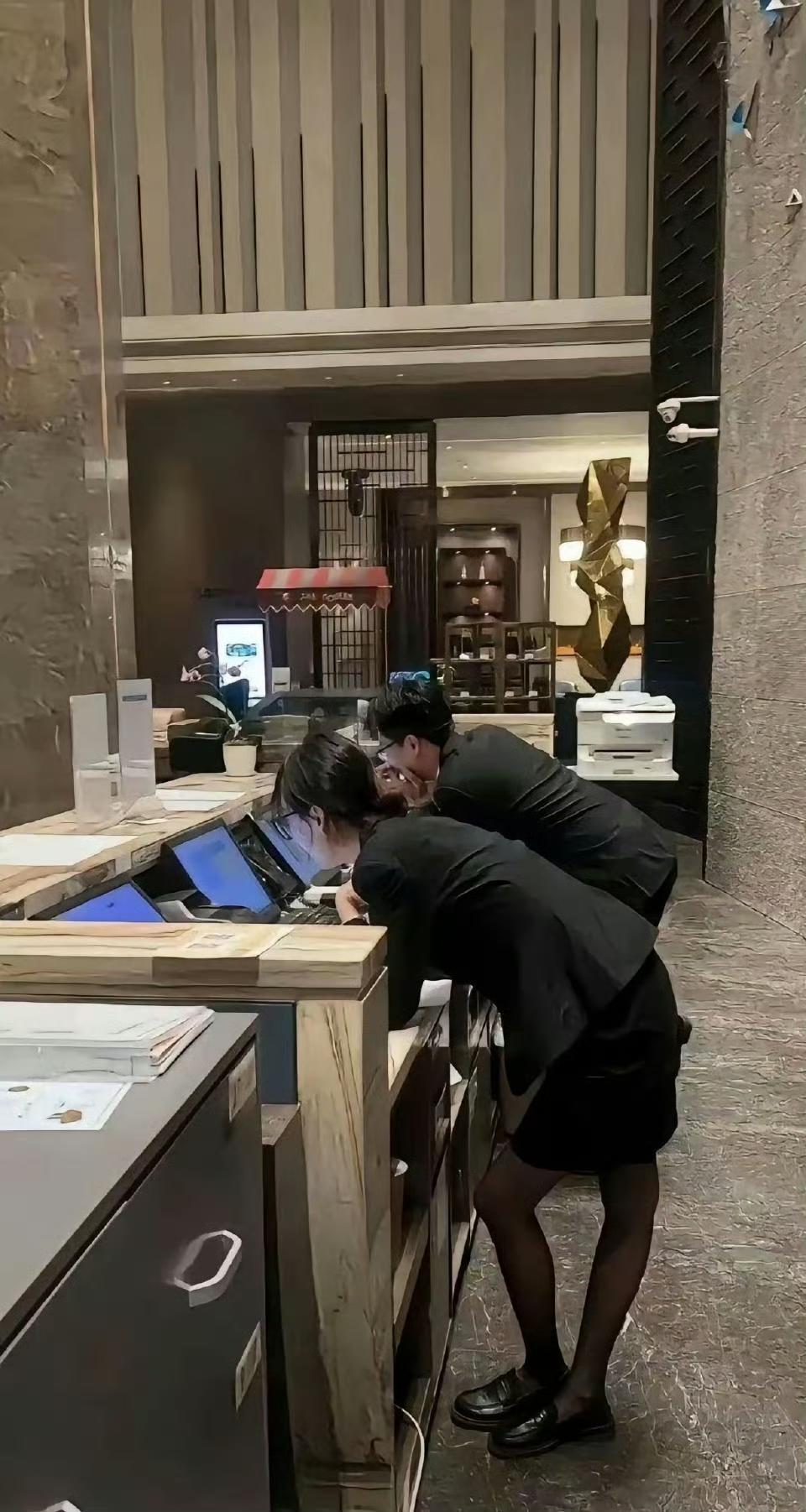 这种服务业，为什不配个高脚凳，让员工休息一下？​