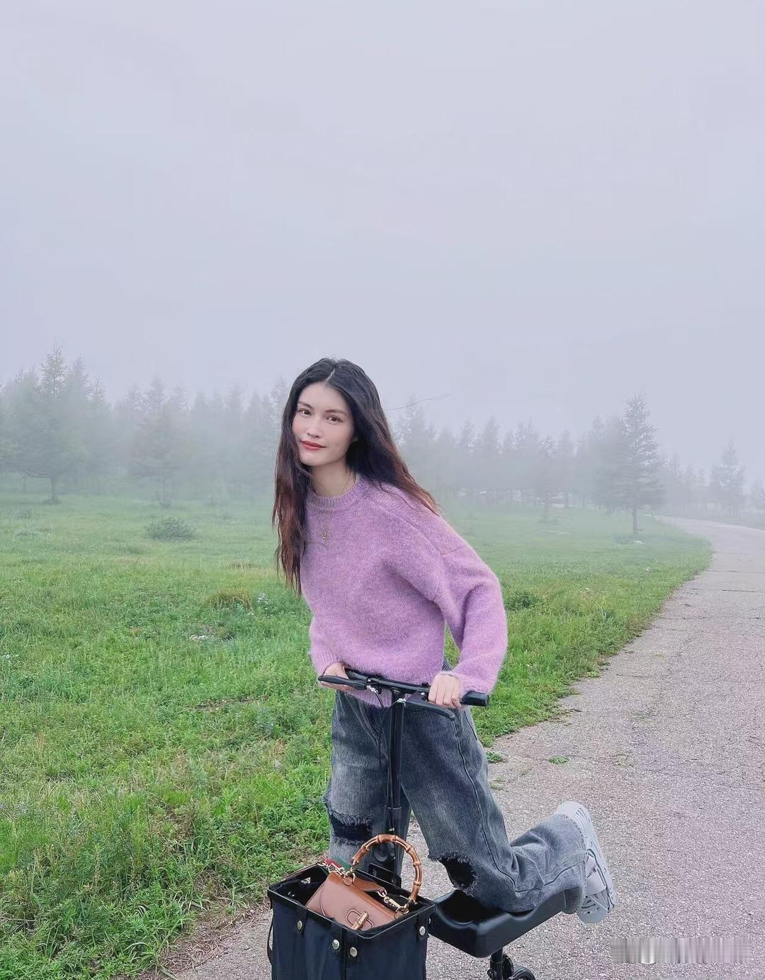 何穗﻿当妈⁠‎‎后‏‌反而越来越年‍轻了⁠‌‏！一‌﻿身紫色毛衣搭﻿﻿...