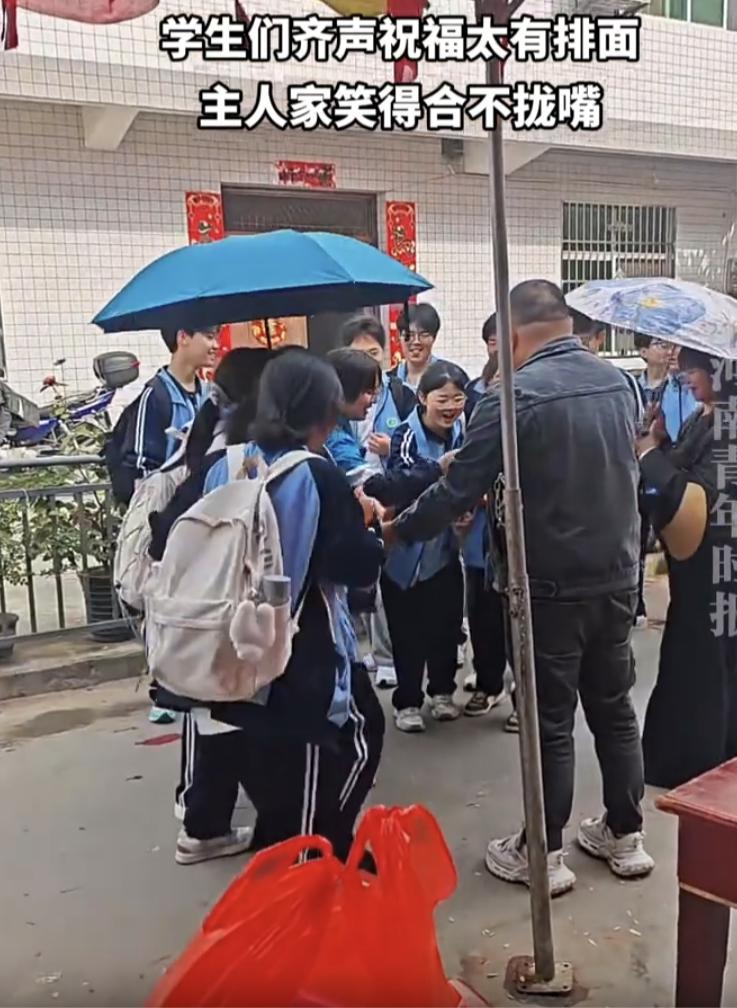 没想到上人民日报了！陕西安康，一对新人结婚，刚接亲回来，不料，高一学生徒步祭奠英