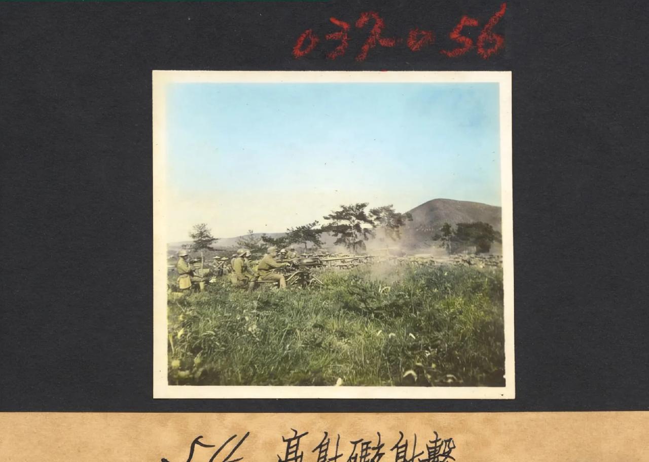 抗战时期的南京城东的孝陵卫，教导总队营地。正在射击的是苏罗通小口径机炮。