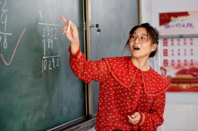 还得继续送教下乡啊！今天听了一位女教师的公开课，发现农村教师的教学水平，真是