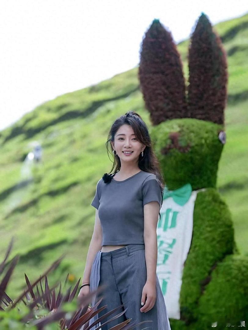 殷桃换上半扎发型瞬间减龄二十岁，一身高级灰穿搭简约大方，时髦感十足。