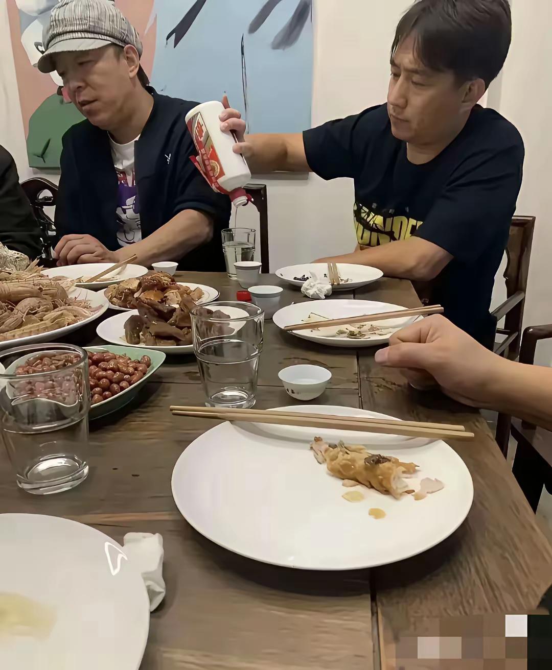 黄磊（拿起筷子夹了口菜）：“嘿，渤哥，咱哥几个好久没聚得这么痛快了，来，走一个。