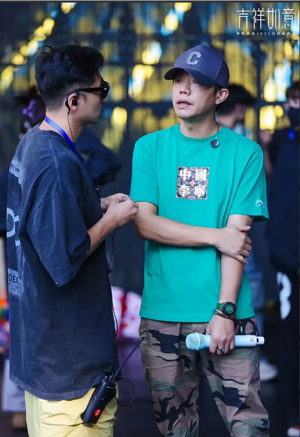 曾毅戴