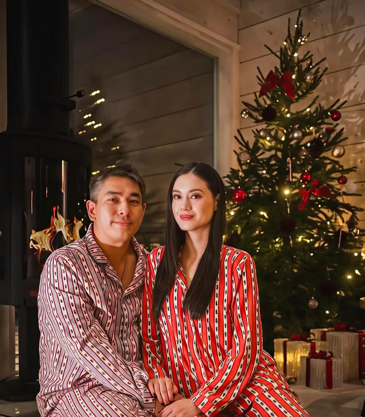 何正德这回被拍到和新女友同框，笑得松，站得近，拍照也配合。人还是那个人，换了个身