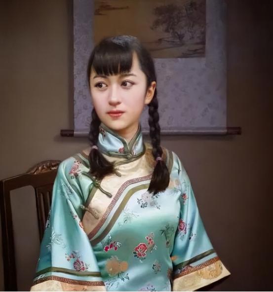 1904年，通房丫头李氏，站着侍奉丈夫与正妻长达33年。一日，在她正在盛丈夫最喜