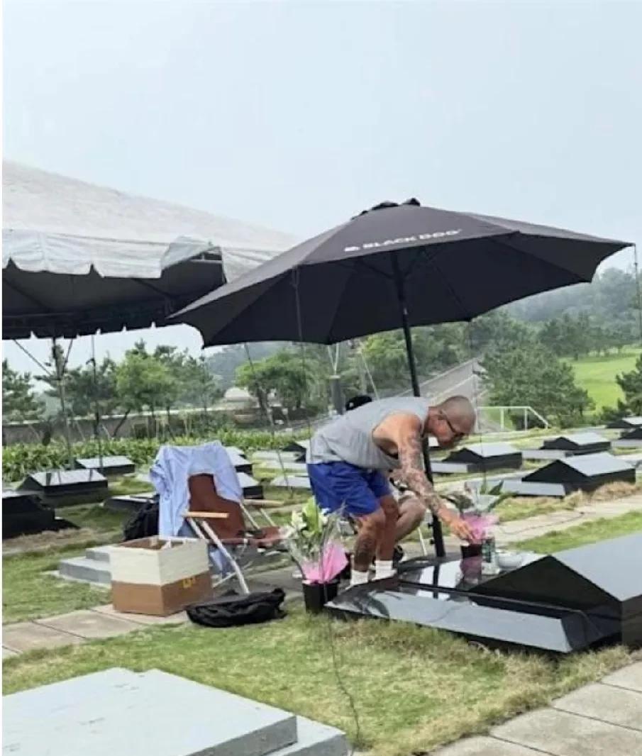 又有粉丝去看大S了。具俊晔不在。金宝山很大不好找，但之前有粉丝看望大S并发上网