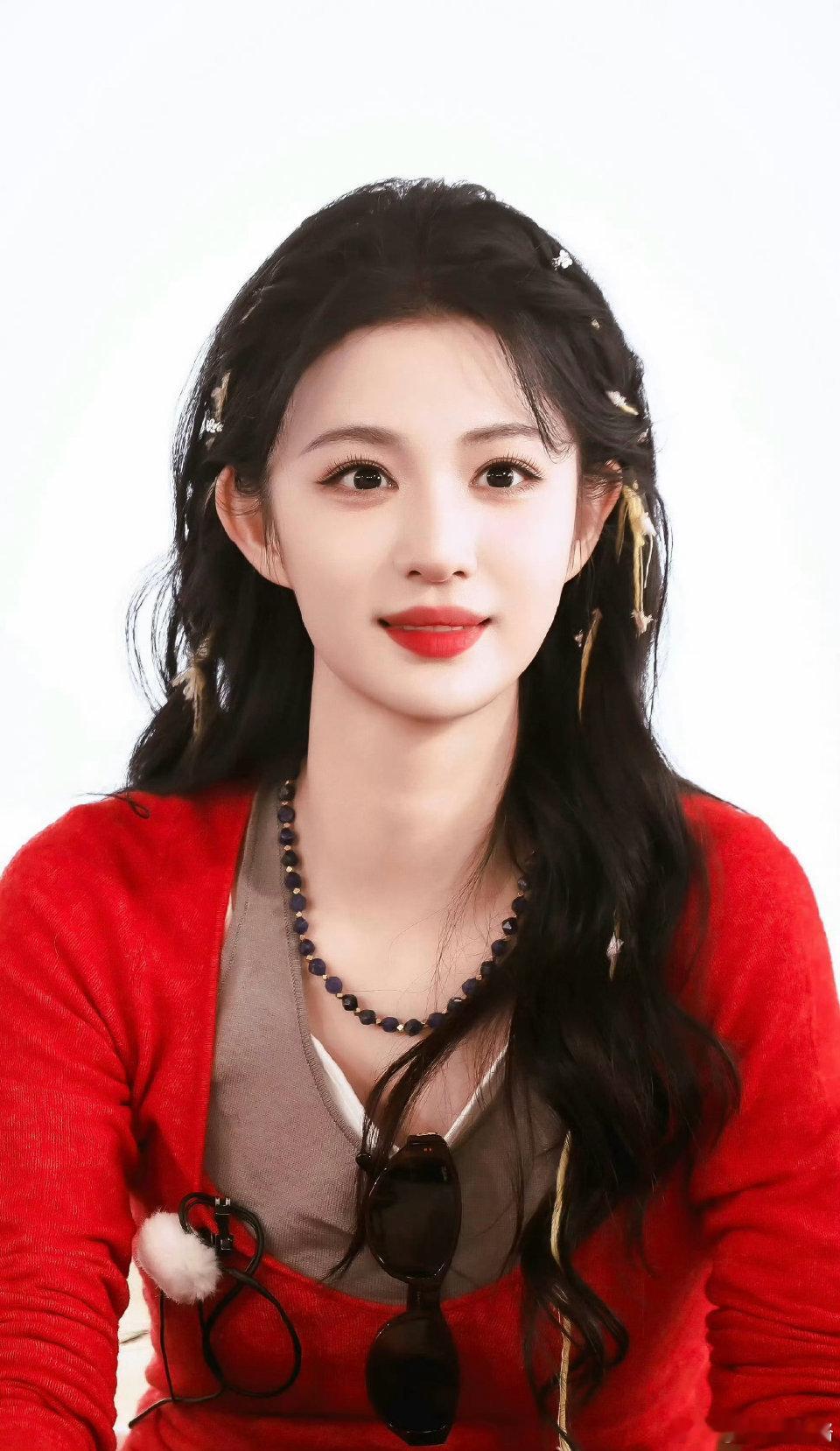 狐狸尾巴露馅了王楚然王楚然身上有种不驯的疏离感，这反而增强了角色的魅力。狐狸不