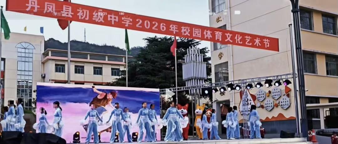 浙江湖州一位做演出服生意的网店店主，遇上了让人特别心寒的事。有一批来自陕西一所中