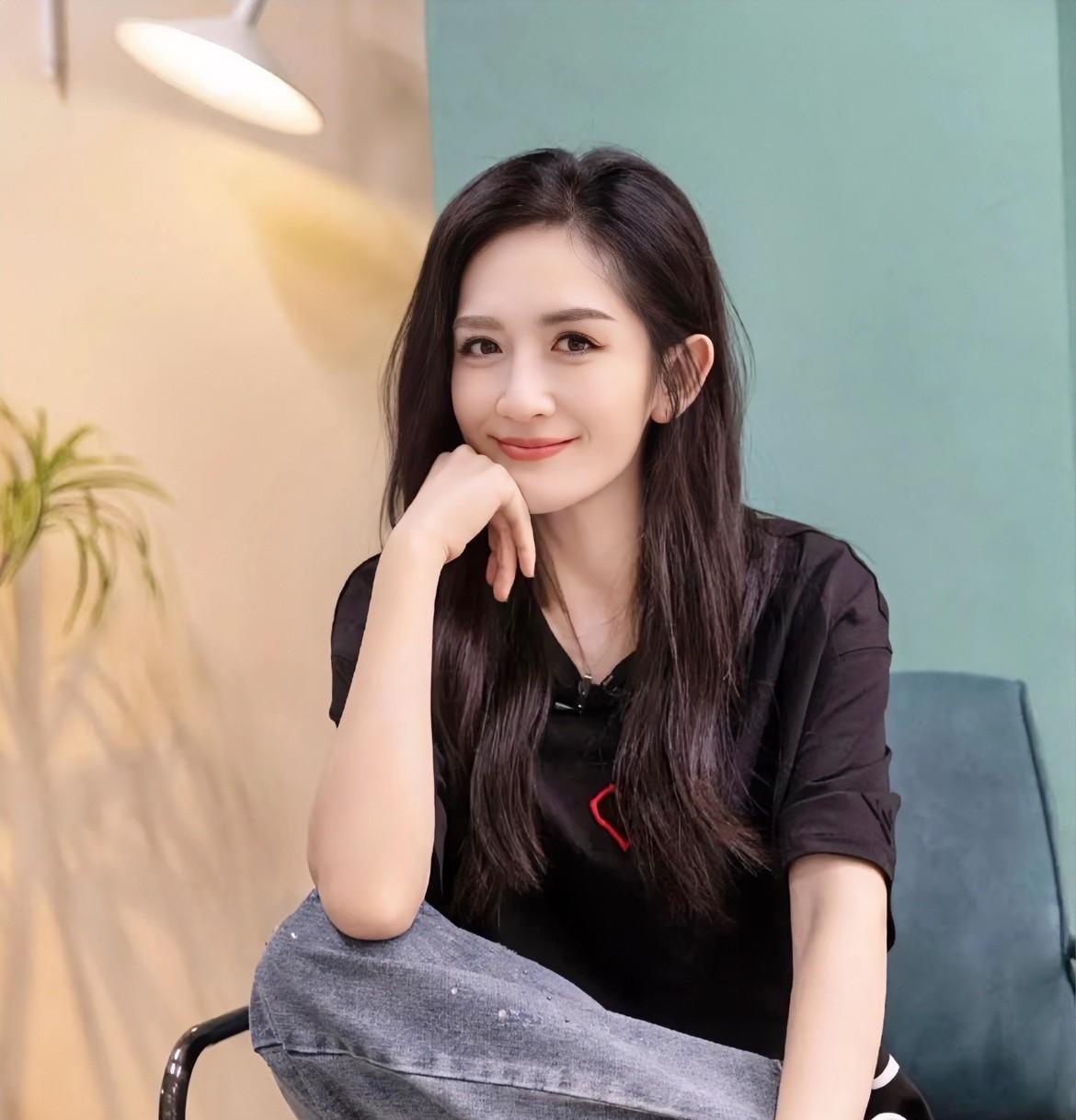 我有种预感谢娜可能是要转型了不是她不想和杰哥秀恩爱了，而是她可能意识到自己