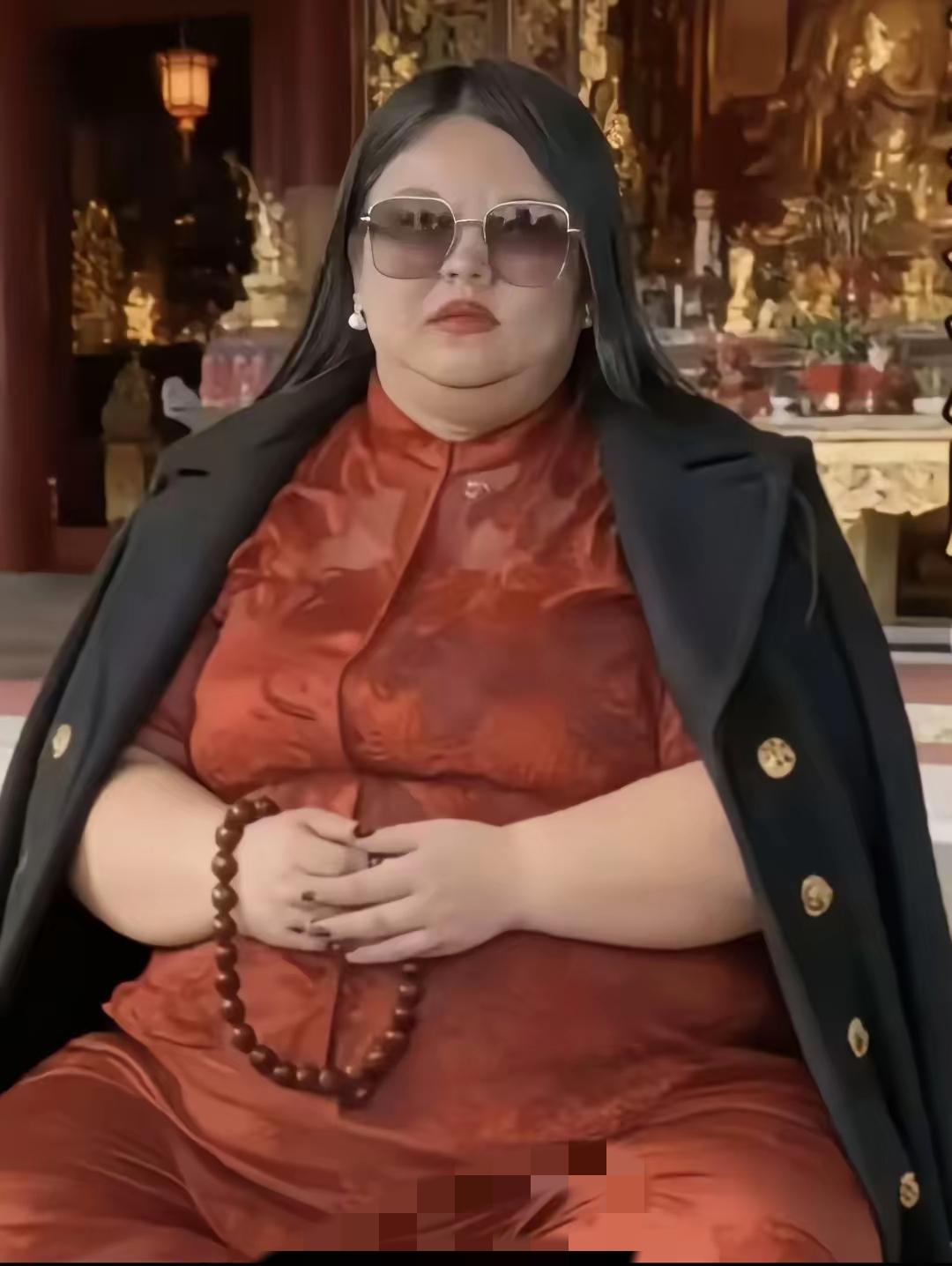 别再笑李湘“土豪穿搭”了，这波明明是她活得太通透！全网都在吐槽她伦敦返京的
