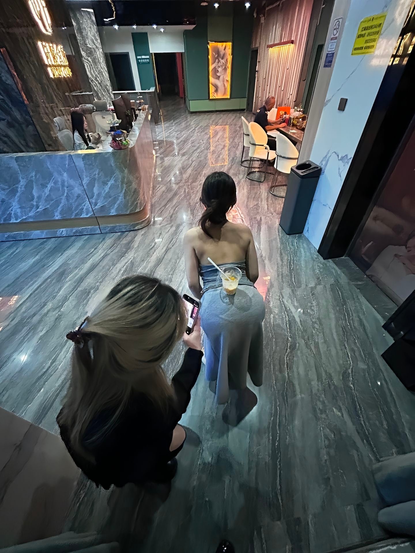 翘到可以顶一瓶汽水了🥤