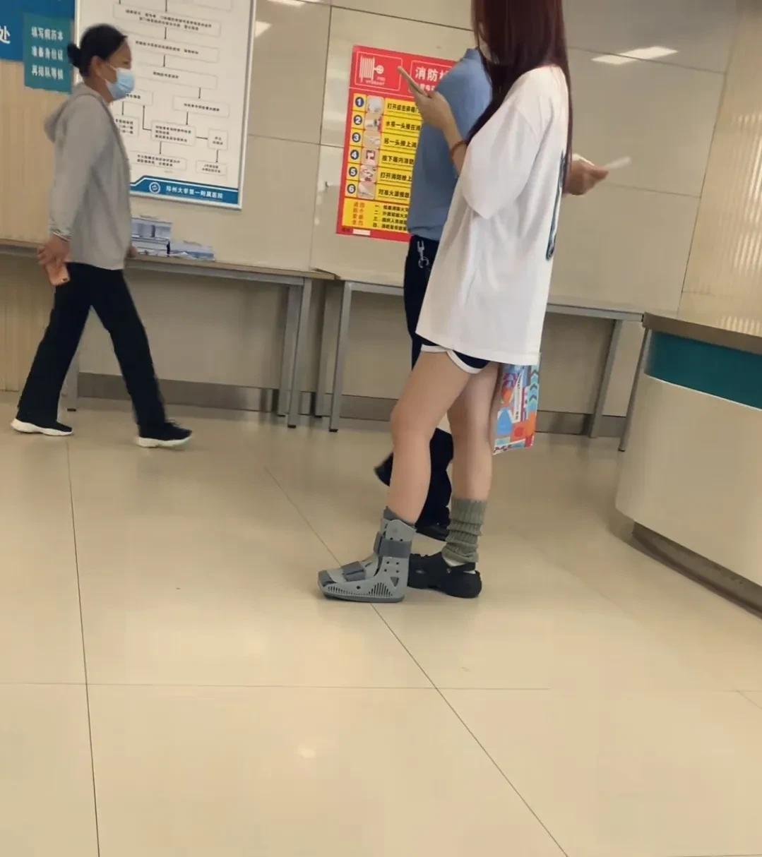谁懂啊，小姐姐脚上穿的是什么鞋？