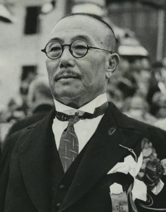 1940年，大汉奸傅筱庵为了活命，不仅请了20几个保镖，还弄了4辆警卫汽车，没想