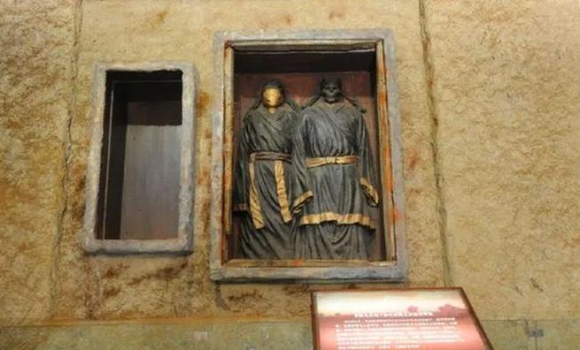 1988年，哈尔滨村民翻修老房子，意外挖出一口棺木，里面竟躺着一男一女两具穿戴整