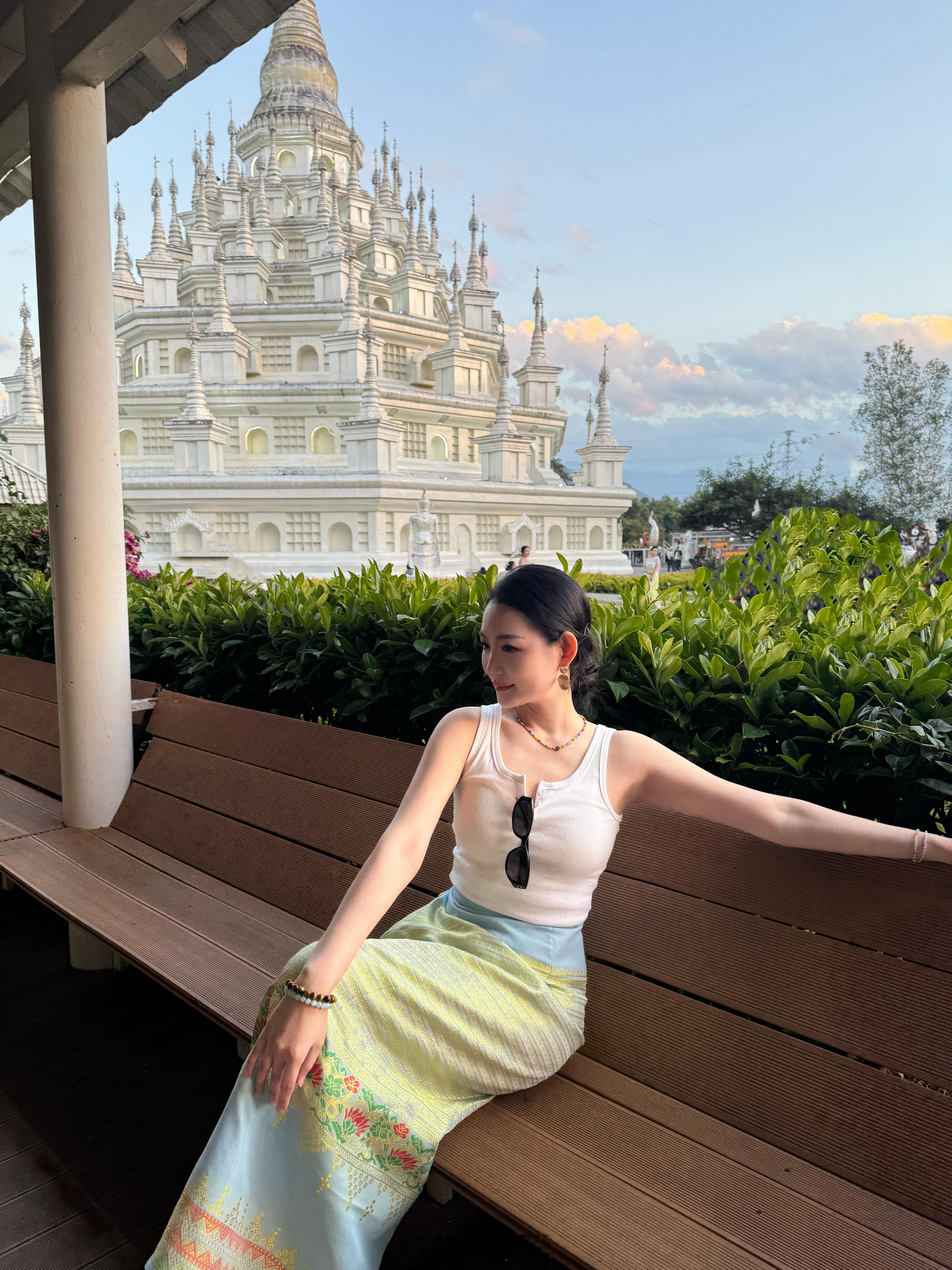 60块村里小店做的裙子，跟银塔适配度100%这次拍的照片太多了，已经不好意思再发