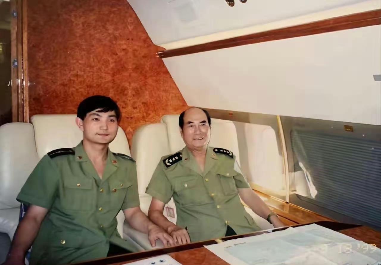 我敢打赌，要是谁能把右边这位认出来是谁的绝对是一位近代历史方面的高手​​​