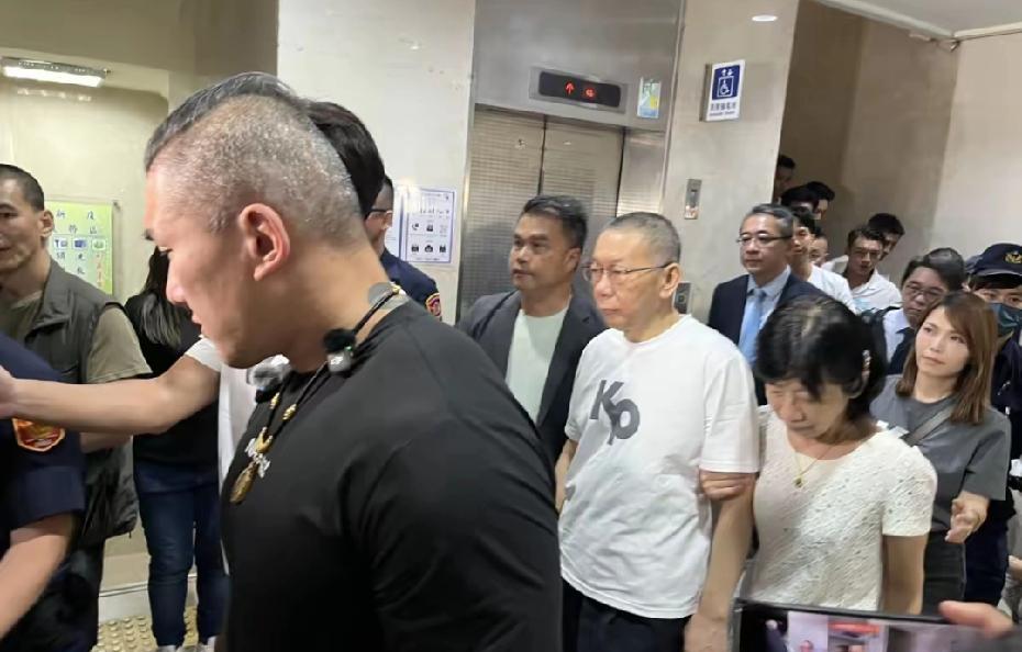 柯文哲不及馆长十分之一就在刚刚，7000万保证金到位后，被关了一年有余的柯文哲