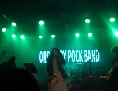 歌手阿珍因电动座椅架挤压身亡，摇滚歌手阿珍去世。12日，普通摇滚乐队发布了正式讣