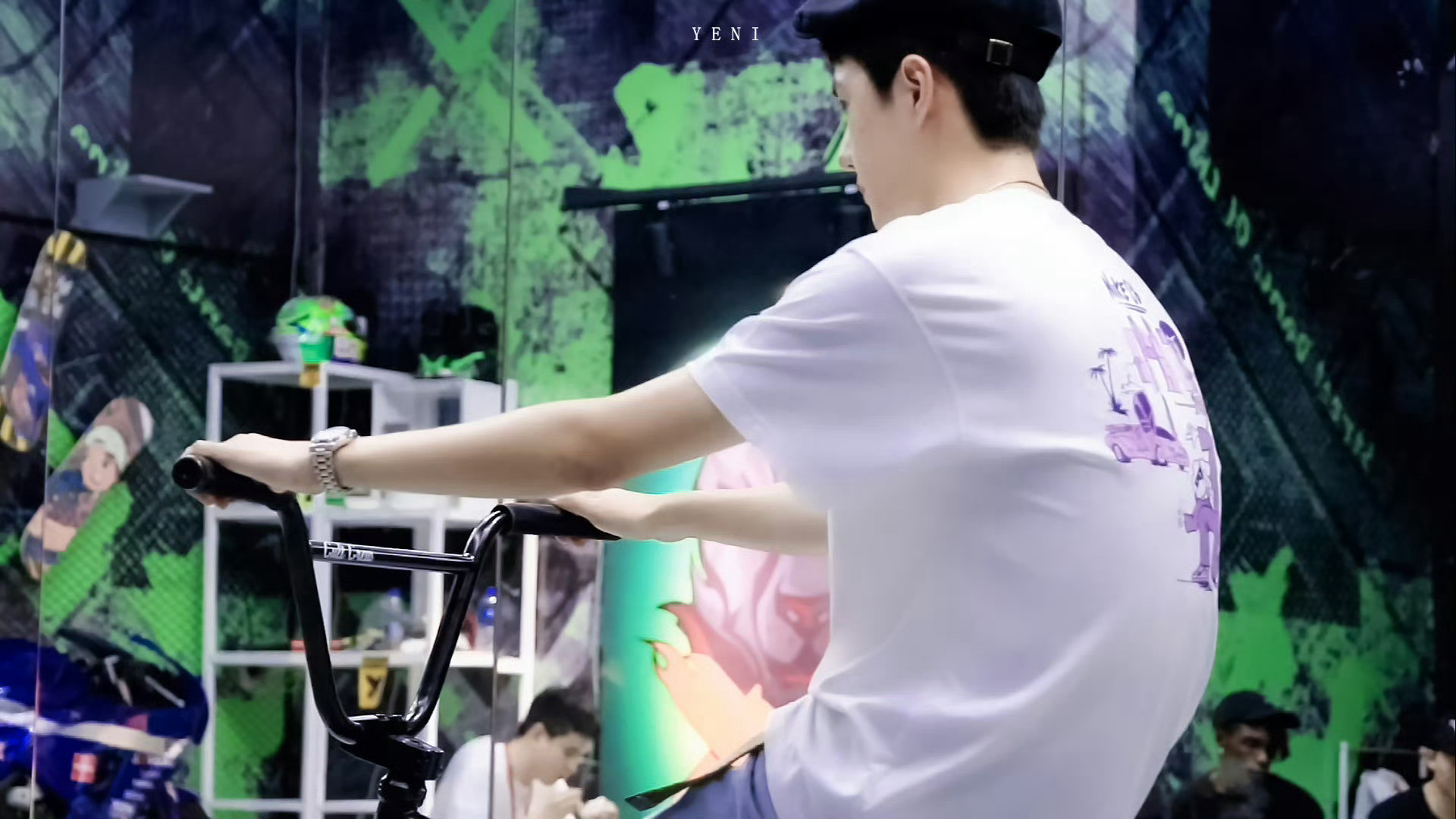 王一博队长明明骑个自行车帅的不要不要的