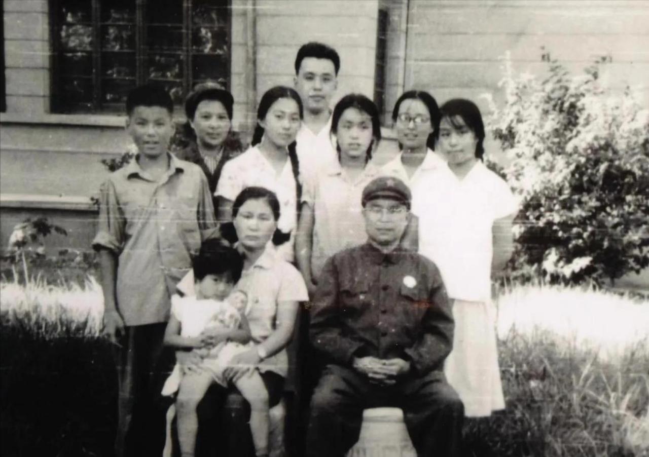 多年后，当王近山在南京因胃癌住院时，已与他离婚多年的韩岫岩心急如焚。毕竟曾是结发
