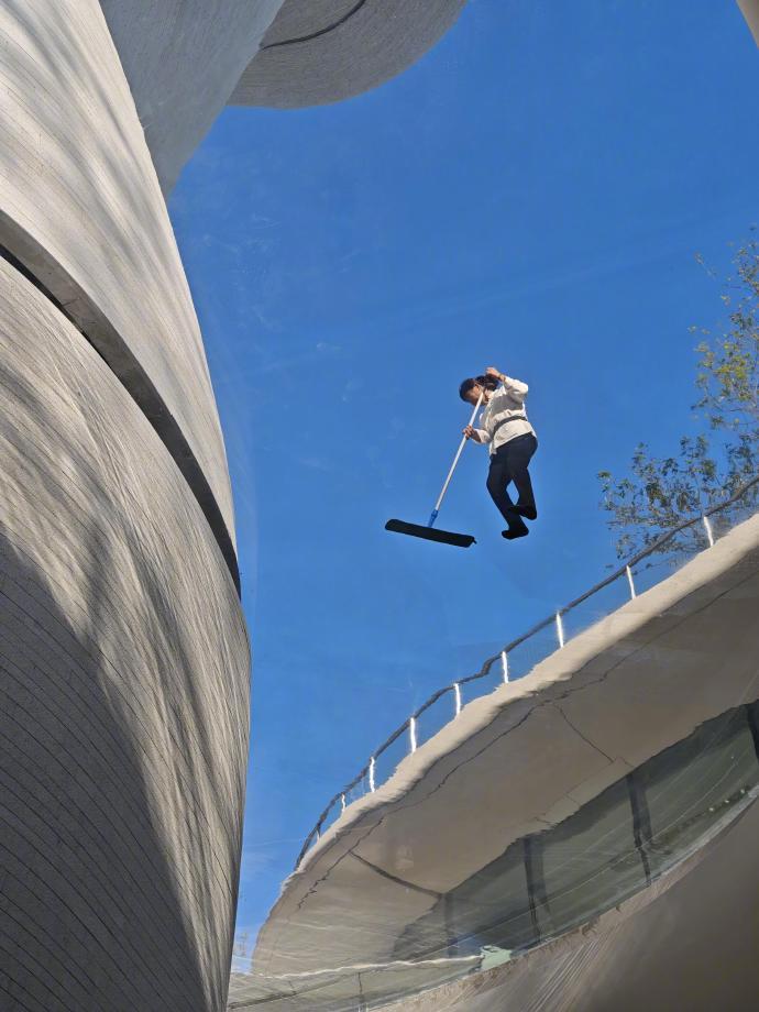 原来天空这么干净是阿姨在打扫