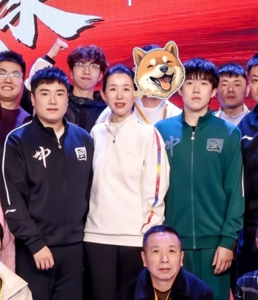 没见过的合照，大头和甜甜两个人是真帅啊！！运动员的气质，真的不一样，站在人群中
